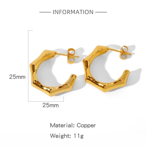 Details von 25 mm goldenen C-Form Bambus-Kupferohrringen mit Abmessungen und Gewicht