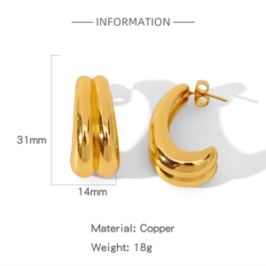 Makro-Detail von Chunky C-Form Goldohrringen mit 31mm Höhe und Materialangaben aus Kupfer