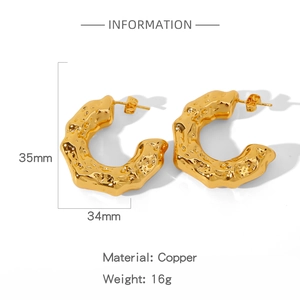 Detail von 35mm goldenen Creolen aus Kupfer mit Hammerschlag-Textur und 16g Gewicht