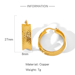 Detailansicht goldener C-förmiger Kupferohrringe mit Rautenmuster, 27mm Höhe und 8mm Breite