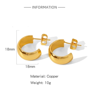 Detail view of 18mm golden C-shaped copper hoop earrings with specifications and weight