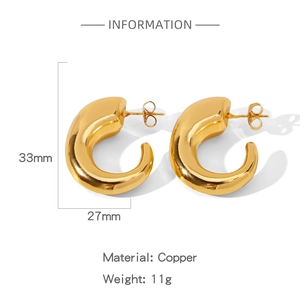 Detailansicht klobiger goldener C-förmiger Creolen mit 33mm Höhe und Kupfer-Oberfläche