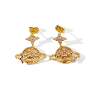 Golden planet and star earrings with pavé zircons for a sparkling summer fashion look