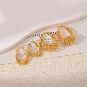 Geometrische goldene Creolen Set mit gedrehten und gewundenen Texturen für Damen
