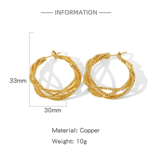 Detailansicht gedrehter goldener Creolen mit 33 mm Durchmesser und 10 g Gewicht