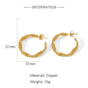 Detailansicht goldener 31mm Perlenohrringe aus Kupfer mit Gewichtsangabe von 10g pro Paar