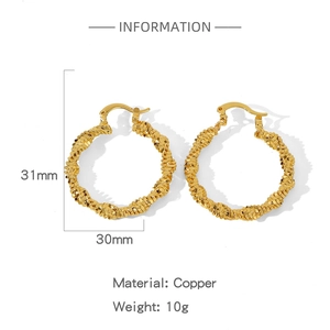 Makrodetail großer goldener Kupfer-Creolen mit einzigartigem Spiral-Twist-Strukturdesign