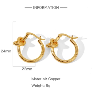 Vue détaillée de boucles d'oreilles créoles nouées dorées en cuivre avec dimensions