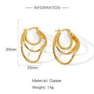 Détails des boucles d'oreilles triples anneaux dorés avec motifs grecs et dimensions
