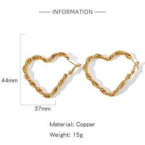 Vue détaillée des boucles d'oreilles cœur dorées avec texture tressée et dimensions 44 mm