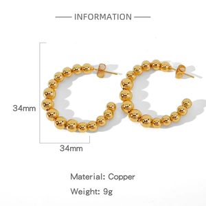 Vue détaillée des boucles d'oreilles créoles C de 34mm en perles de cuivre doré poli