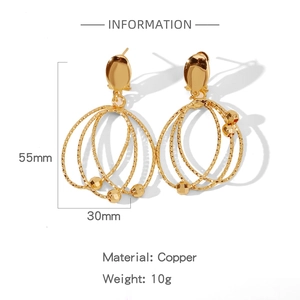 Vue détaillée de boucles d'oreilles dorées mesurant 55mm par 30mm avec un poids de 10g