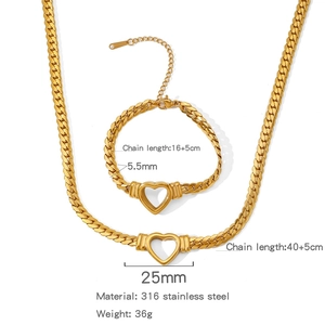 Detail von Schmuckset aus 316 Edelstahl in Gold mit Herzanhänger und Panzerkette