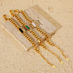 Dettaglio di bracciali a catena cubana placcati oro 18K con inserti in pietra tricolore