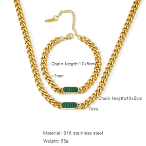 Dettaglio set catena cubana in acciaio inossidabile dorato con intarsio effetto malachite