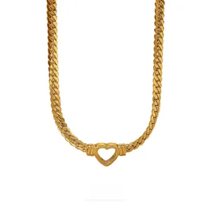Gros plan du pendentif cœur évidé plaqué or 18 carats sur un collier à maille gourmette