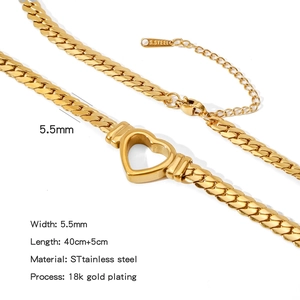 Détail de la chaîne gourmette en acier doré 18K avec pendentif cœur ajouré et fermoir