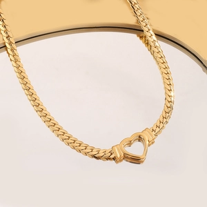 Collier avec pendentif cœur plaqué or 18 carats et chaîne serpent plate pour femme