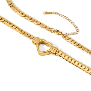 Collier maille gourmette plate en acier doré 18 carats avec pendentif cœur ajouré