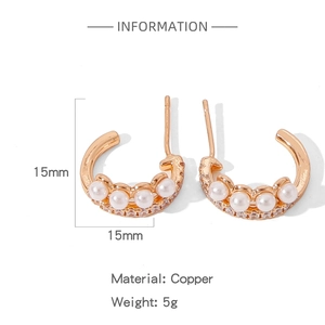 Détail macro de boucles d'oreilles en cuivre en C de 15mm avec perles et zircons