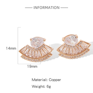Vue détaillée des boucles d'oreilles en éventail avec zircons et base en cuivre rose