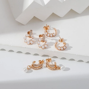 Ensemble de boucles d'oreilles dorées géométriques avec perles et zircons brillants