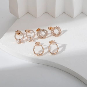 Ensemble de boucles d'oreilles géométriques plaquées or avec nœud, pavé et goutte d'eau