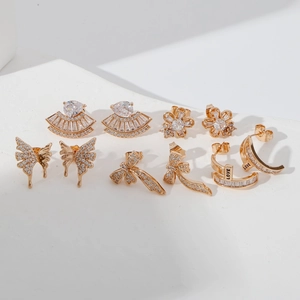 Ensemble de boucles d'oreilles dorées 18 carats avec zircons et motifs de papillon