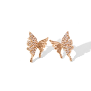 Élégantes boucles d'oreilles papillon dorées avec finition asymétrique et zircons brillants