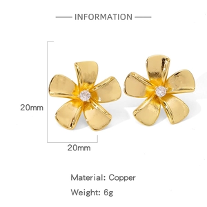 Detailed view of 20mm gold flower stud earrings with center zircon and size specifications