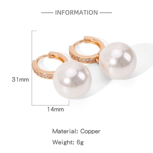 Détail de boucles d'oreilles papillon en perles dorées, en cuivre, hauteur 31mm