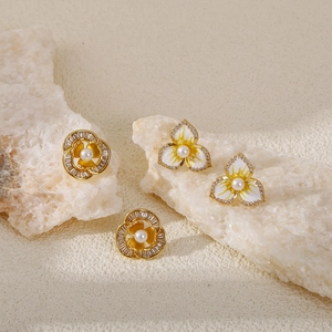 Exquisite gold-plated flower earrings with white pearls and sparkling zircon accents