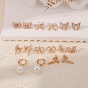 Ensemble de boucles d'oreilles papillon dorées avec zircon et perle, style minimaliste