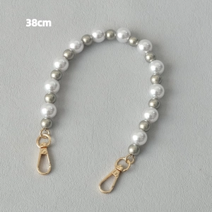 Détail de la chaîne de perles acryliques de 38cm avec fermoirs dorés pour sacs et mobiles
