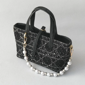 Sac fourre-tout en tweed noir et blanc avec chaîne en perles et détails métalliques dorés