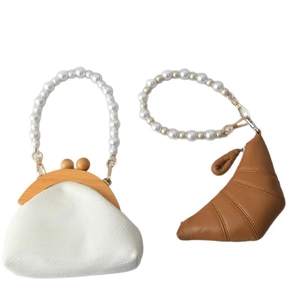 Chaîne de perles chic sur des sacs à main élégants en cuir et en tissu tressé
