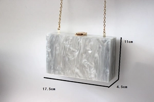 Detailed size chart of marble acrylic clutch bag with 17.5x11x4.5cm dimensions