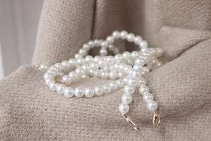 Elegant white pearl chain strap with gold lobster clasps for handbags and phones