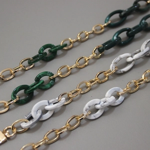 Dicke Kette aus Goldmetall und Acrylharz mit Marmortextur für Damen