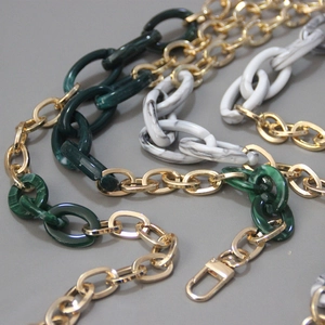 Gliederkette aus Goldmetall und Marmorharz mit stabilen Karabinerverschlüssen