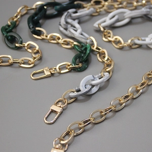 Vintage-Kette für Damen aus dickem Harz und Goldmetall mit Marmortextur-Gliedern