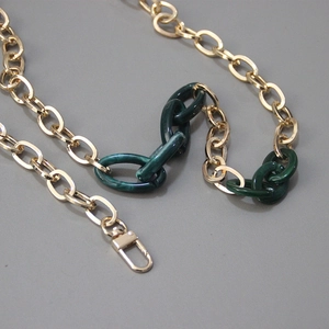 Detail der dunkelgrünen Marmor-Harzglieder mit goldener Metallkette und Karabiner