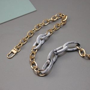 Vintage Acryl-Kettenriemen für Damen mit Goldgliedern und Marmor-Resin-Ringen