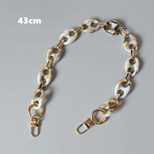 Detail of 43cm marble texture acrylic resin chain with gold metal spring buckles