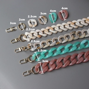 Detail view of chunky resin bag chains with size specs from 2cm to 4cm and gold clasps