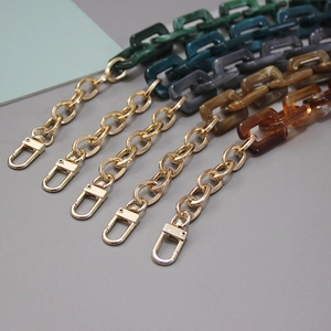 Fünf verschiedene Acryl und Gold Metall Kettenriemen für Damen Handtaschen auf Grau