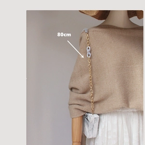Detail einer Marmor-Box-Tasche mit Goldkette und 80 cm Maßangabe für Damen-Accessoires