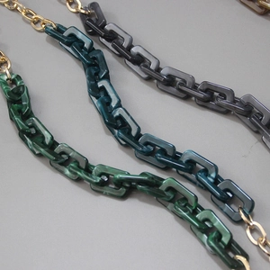 Vintage Acryl-Taschenriemen mit Marmor-Textur und goldenen Metallketten in 3 Farben