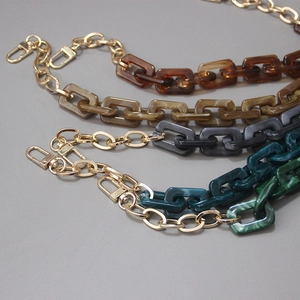 Handtaschenkette aus Acryl in Bernstein und Marmoroptik mit goldenen Metallkarabinern