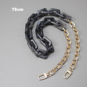 78 cm lange Taschenkette mit marmorgrauen Harzgliedern und goldenen Karabinerhaken